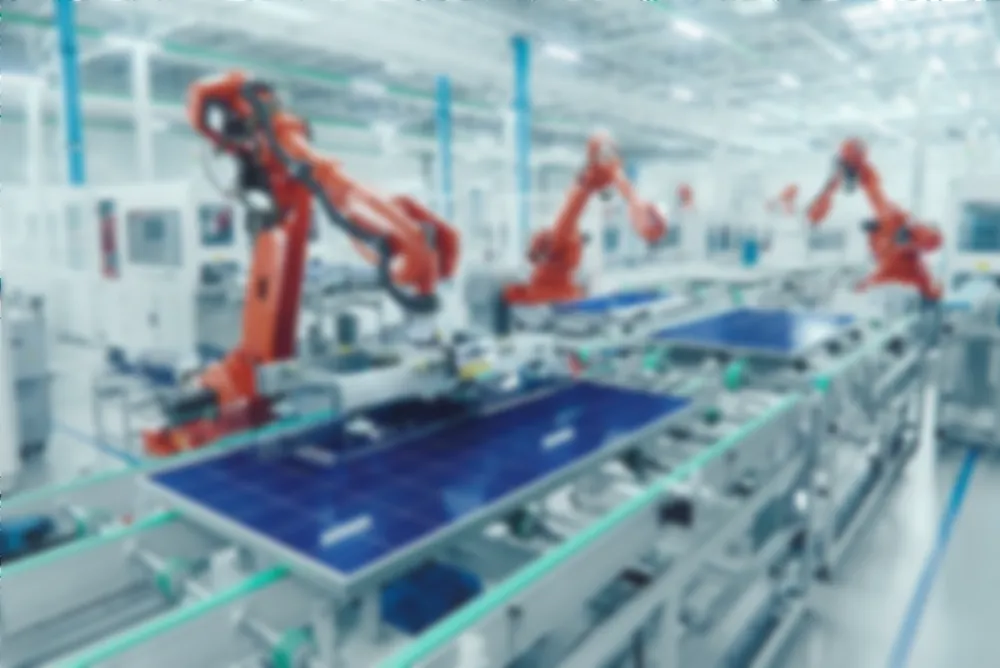 Robot industriali che lavorano su celle fotovoltaiche